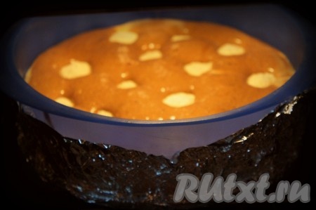 Выпекать торт "Утренняя роса" 45-60 минут. Готовность проверяйте с помощью зубочистки. Оставить торт остывать.
