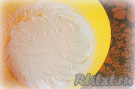 Тесто должно получиться достаточно густым, но не крутым.
