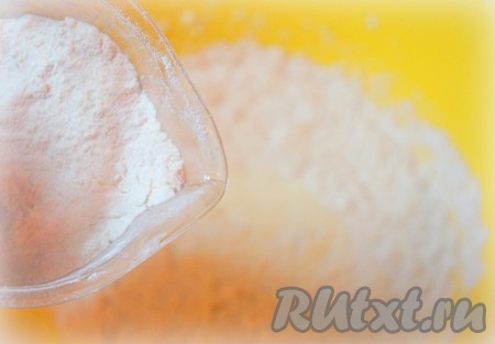 Добавить небольшими частями полученную мучную смесь к остальным ингредиентам, вымешивая тесто.
