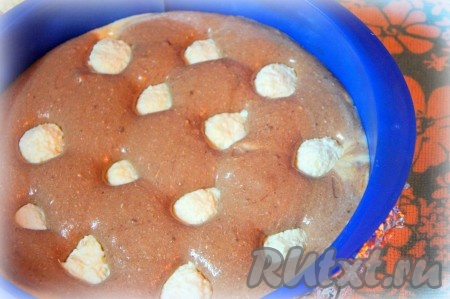 Охлаждённые творожные шарики равномерно распределить по всей поверхности, вдавливая их в тесто.
