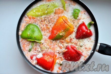 Выложить перцы в сотейник, добавить сливки, сметану, оставшуюся половину зажарки из лука и моркови, помидоры, залить водой или бульоном таким образом, чтобы перцы были покрыты соусом, накрыть крышкой, довести до кипения, уменьшить огонь, посолить, поперчить, добавить французские травы и тушить до готовности (около 40-50 минут).
