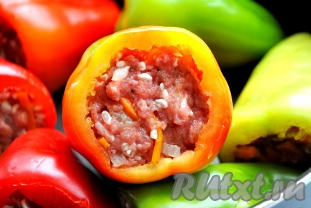 У перцев срезать верхушки и удалить семена, нафаршировать смесью из мяса, овощей и риса.