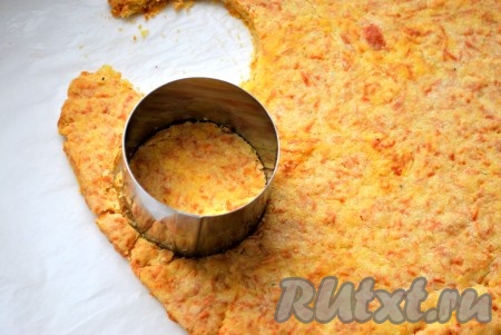 С помощью любого предмета круглой формы вырезать кружки из теста.
