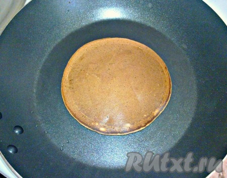 Накрыть сковороду крышкой и готовить панкейк до подрумянивания с другой стороны. Готовый панкейк переложить на тарелку. Постепенно из оставшегося теста пожарить все панкейки, складывая их аппетитной стопочкой на тарелку.