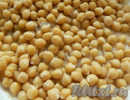 Добавьте нут, немного бульона.
