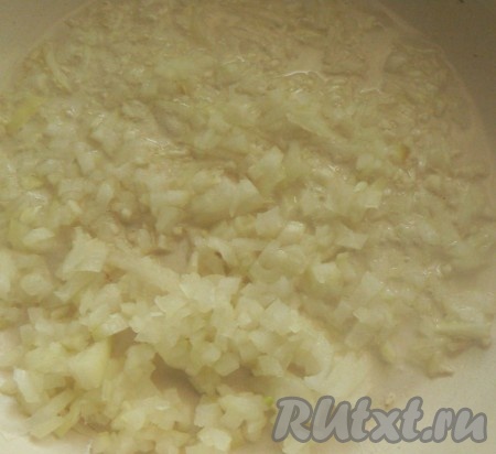 Нарежьте лук и чеснок, обжарьте до мягкости.