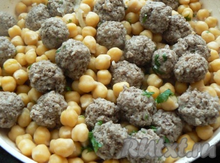 Минут через пять добавьте к нуту сваренные фрикадельки, измельченную зелень и томатную пасту. Хорошо перемешайте, дайте прогреться блюду несколько минут и сразу же подавайте к столу.
