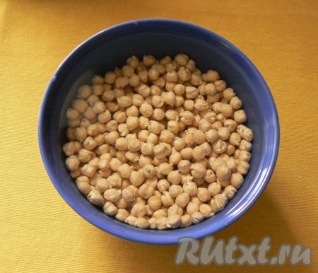 Для начала промойте и замочите водой нут. Лучше на ночь. Затем отварите до готовности. Отварить нут можно заранее, также как и фрикадельки.