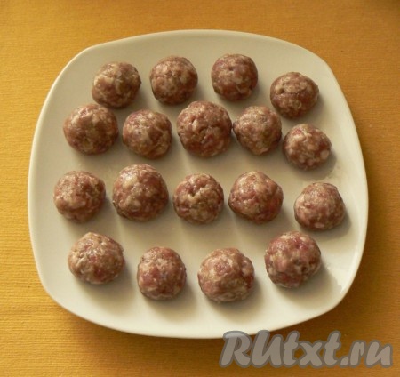 Фарш перемешайте. Смачивая руки водой, слепите фрикадельки. Отварите до готовности в соленой воде. Сохраните немного бульона, в котором варились фрикадельки.
