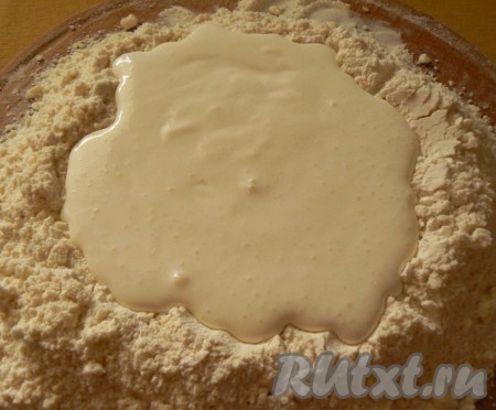 Как сода "сыграет", вылить ее к муке со сливочным малом. По необходимости добавить муку и замесить тесто. Охладить.&nbsp;
