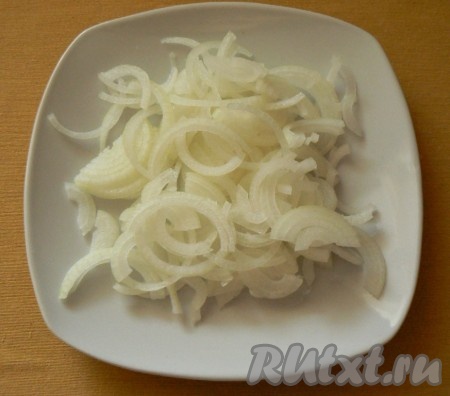 Лук очистить и порезать полукольцами, перетереть руками с солью.&nbsp;
