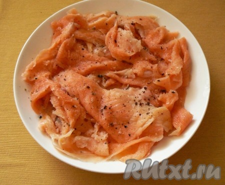 Мясо рыбы разморозить, промыть. Посолить, поперчить по вкусу.&nbsp;
