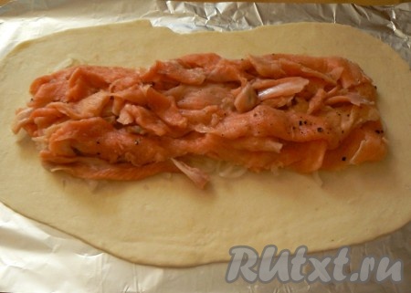 Раскатать слой теста, выложить слой лука, затем слой рыбы, посыпьте мелкопорезанным укропом.&nbsp;
