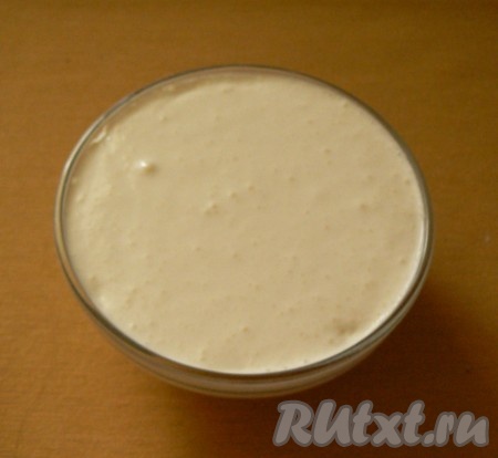 Сметану вылить в пиалу или стакан (лучше брать не домашнюю, если предпочитаете домашнюю, то добавьте соду, гашеную уксусом). Добавить соду, перемешать.&nbsp;
