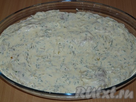 Полученным соусом залить рыбу.
