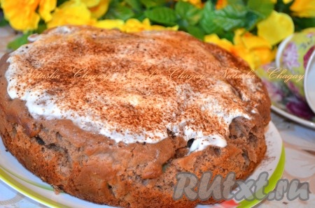 Тесто выложить в форму диаметром 20 см (я пекла в мультиварке, но можно и в духовке при температуре 180 градусов). Печь&nbsp; примерно 40 минут. Готовность проверять спичкой. Шоколадно-яблочный пирог немного остудить, достать из формы и украсить по желанию.
