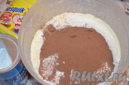 Просеять в жидкую часть теста муку, "Несквик", разрыхлитель. Взбить.