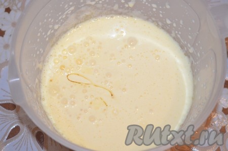 Яйца взбить с сахаром в пышную массу. Влить масло и молоко. Перемешать.