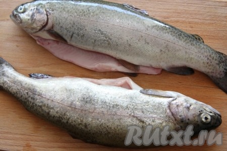 Тушки форели выпотрошить, удаляя внутренности и чёрную плёночку из брюшка, очистить рыбу от чешуи.