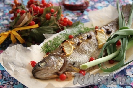 Затем достать рыбку из духовки. Форель, запечённая целиком с лимоном, получается сочной, вкусной и очень ароматной. 