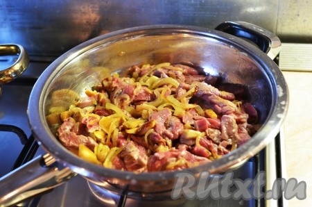 Как только вы увидите, что лук с грибами начинают румяниться, увеличить огонь и незамедлительно выложить кусочки мяса к готовящейся луково-грибной смеси. 