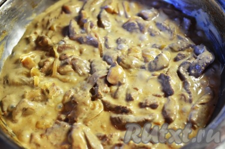 Мясо готовится достаточно быстро. Буквально 5-7 минут и можно добавлять муку. Перемешать и влить сливки. Посолить и поперчить, не забывая про щепотку мускатного ореха. Тушить бефстроганов с белыми грибами еще несколько минут и готово.
