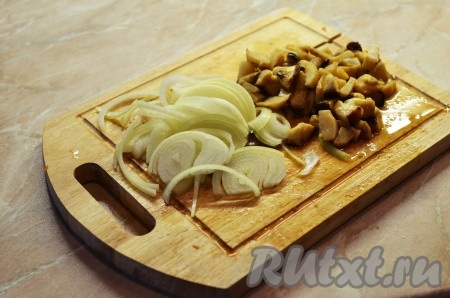 Лук нарезать полукольцами, грибы в произвольном порядке небольшими кусочками.