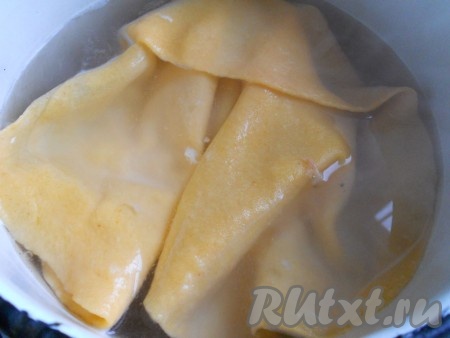 Воду вскипятить, поместить в кастрюлю раскатанное тесто (по одному листу) - отварить минуты 3-4 в кипящей воде.
