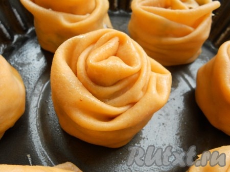 Форму немного смазать оливковым маслом и поместить все "розочки" вертикально.