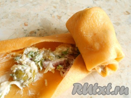 Края подогнуть вовнутрь и свернуть тесто в форме розочки.