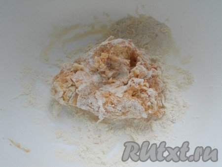 Рукой постепенно замешивать тесто (муки может понадобиться больше или меньше).