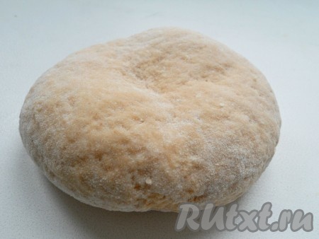 В итоге должно получиться довольно плотное, но не сильно тугое тесто.&nbsp;