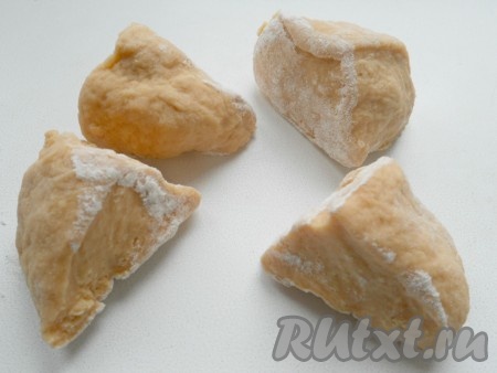 Разделить тесто на 4 части.