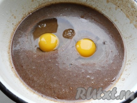 Треть этой смеси отлить в другую посуду (понадобится позже), а в оставшуюся добавить яйца и ванильный сахар. Перемешать.
