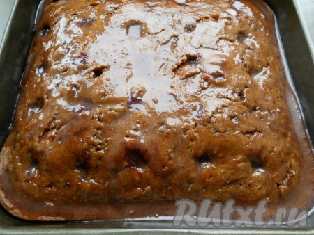 Духовку разогреть до 180 градусов. Выпекать пирог 20-30 минут (готовность проверить деревянной шпажкой). Готовый, горячий пирог залить смесью, которую оставляли. Для лучшей пропитки, сверху на пироге сделать небольшие разрезы.
