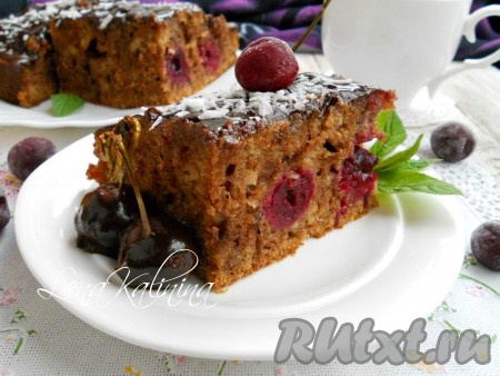 Шоколадный пирог с вишней