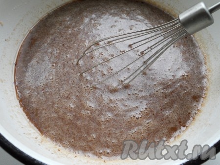 Вылить обратно смесь с какао, хорошенько взбить венчиком.