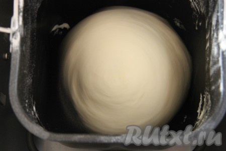 Закройте хлебопечку и запустите программу "Основной хлеб", вес 750 грамм (в моей хлебопечке эта программа составляет 3 часа 30 минут). Во время замеса контролируйте плотность колобка, при необходимости, добавьте немного муки если тесто не собирается в ком и наоборот, если колобок очень тугой (плотный), то долейте немного воды.