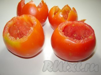 Отрежьте шляпку у помидора, с помощью чайной ложки выньте мякоть и слейте сок.