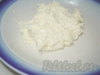 Также рекомендуется подсолить подготовленные помидоры изнутри. Приготовим «фарш» для наших томатов. Натёртые на крупной терке сыр и яйцо, смешать с майонезом и выдавленными через чеснокодавилку зубчиками чеснока.