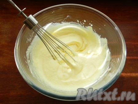 Растереть масло с сахаром в пышную массу.
