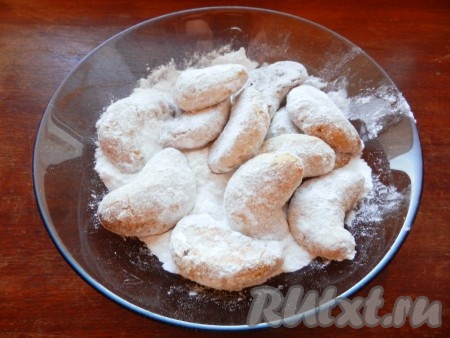 Теплое печенье обвалять в сахарной пудре со всех сторон.