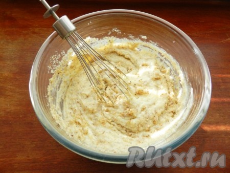 Добавить ванильный сахар, соль, сметану и орехово-сахарную смесь. Все перемешать.