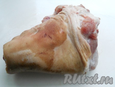 Так выглядит свиная рулька. Далее ее нужно замочить в теплой воде часа на 2-3, хорошо поскоблить ножом и вымыть.
