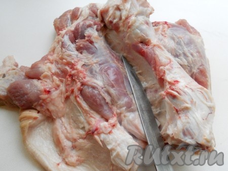 Острым ножом сделать продольный разрез и аккуратно вырезать кость.