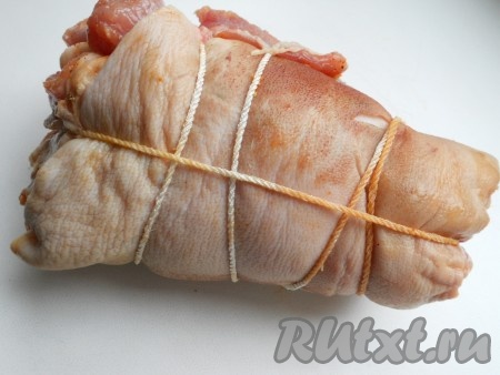 Плотно свернуть пласт в рулет. Связать толстой нитью.