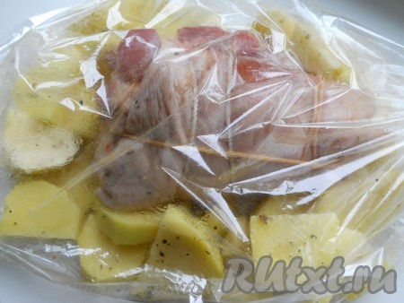 Поместить фаршированную свиную рульку в рукав для запекания. Я добавила туда же порезанный картофель.
