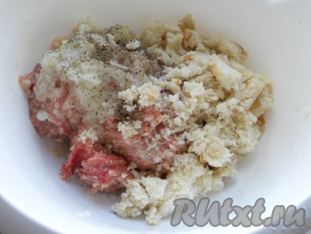 Для получения фарша нужно кусочки мяса (у меня - свинина и говядина) пропустить через мясорубку в глубокую миску. Можно взять и покупной фарш. Кусочки батона выложить в небольшую ёмкость, залить молоком (или водой), оставить на несколько минут, затем отжать от лишней жидкости. В миску с фаршем пропустить через мясорубку (или натереть на мелкой тёрке) 1 очищенную луковицу, добавить батон, отжатый от лишней жидкости и пропущенный через мясорубку, всыпать соль и чёрный молотый перец.