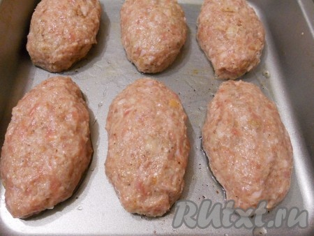 Сформировать продолговатые зразы. В форму для выпечки (или на противень), слегка смазанную растительным маслом, выложить сформированные мясные зразы с начинкой из лука и яиц.