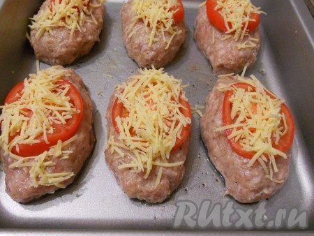 Поверх зраз, по желанию, выложить по кружочку свежего помидора, посыпать натёртым сыром.